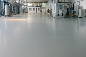 Light grey seamless PU floor in an industrial production hall