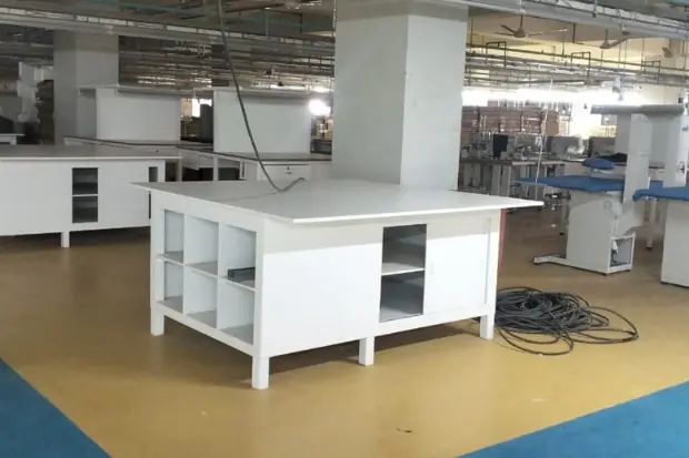 Beige and blue epoxy floor in a commercial workspace with white tables